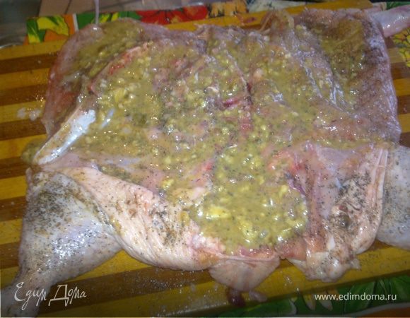 Хорошо смазываем цыпленка получившимся соусом.