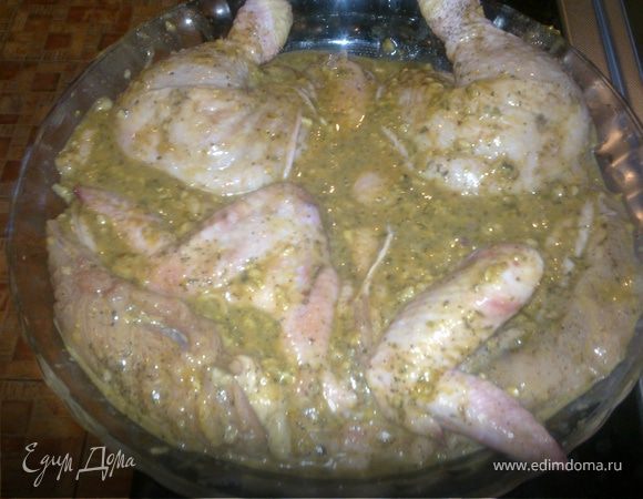 выкладываем тушку в широкую посуду и ставим на ночь в холодильник,чтоб хорошо промариновалась.