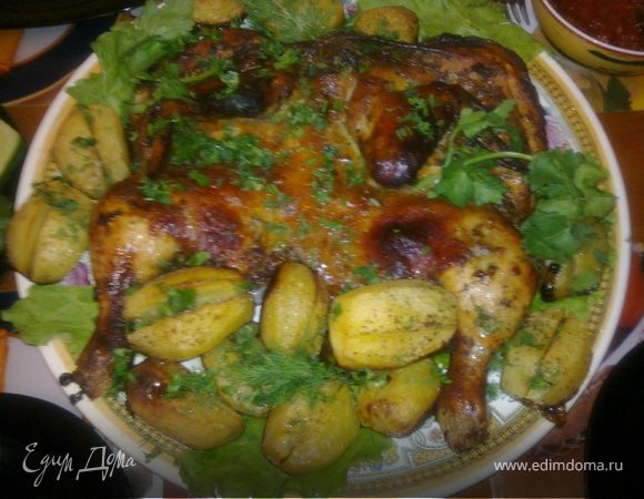 Румяную и красивую запеченую птицу и картофель выкладываем на листья салата на большую тарелку а вокруг картофель.Кушать подано!!!