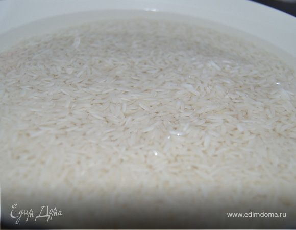 Промываем рис, до идеальной чистоты и заливаем подсоленной прохладной водой... отставляем в сторону...
