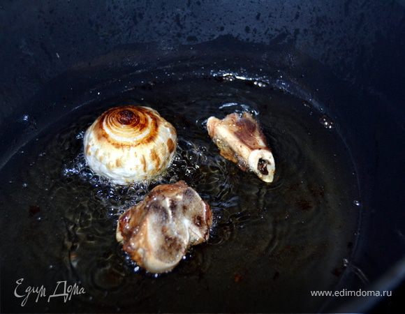 В казан...если нет, то сковородка с высокими бортами( лучше если с толстым дном)...наливаем растительное масло, примерно на 3 см.
Масло разогреть( можно прокалить и сжечь там луковицу и косточку от мяса), тогда масло приобретает идеальный вкус...
Горелки выбрасываем.