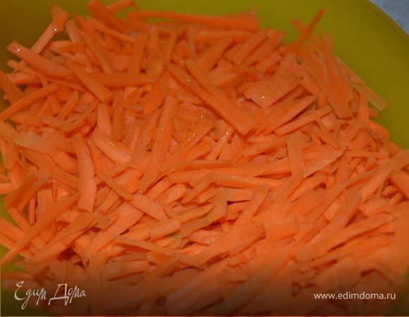Пока мясо обжаривается, режем морковь соломкой.