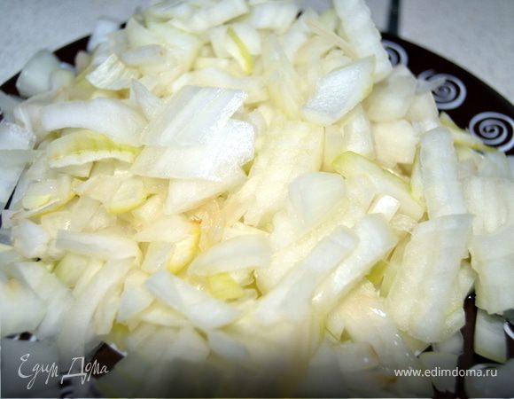 Нарезаем лук полукольцами (у меня в этот раз кубиками).Лук после нарезки руками не трогаем,ссыпаем в ёмкость,закрываем крышкой и встряхиваем.