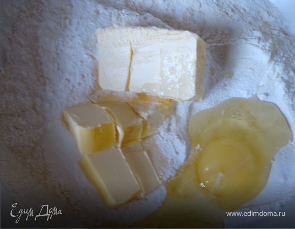 В миску просеять муку, добавить сахарную пудру, яйцо и размягченное сливочное масло. 