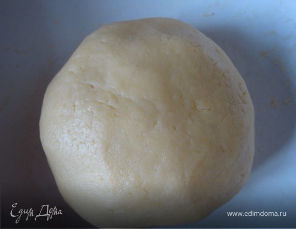 Вымесить тесто, скатать в шар, завернуть в пленку и убрать в холодильник на 2 часа.