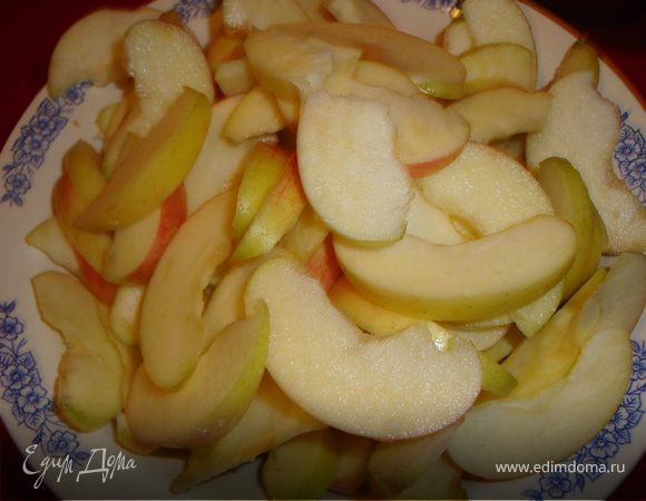 "Голый" лимон разрезать пополам и отжать сок в большую миску. Яблоки помыть, обсушить, разрезать пополам, удалить сердцевину, хвостики-попки и порезать ровненькими дольками, которые по мере нарезания опускать в большую миску с лимонным соком и "купать" их там.