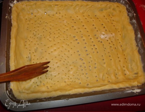 Теперь можно "навести красоту": выровнять бортики, толщину "дна", если получилось не очень ровно, залепить "рванки". А теперь нужно проколоть тесто вилкой во многих местах (мой помощник потрудился на славу)...