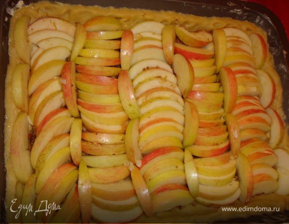 Вот так у меня получилось...
Теперь пирог отправить в разогретую до 200 градусов духовку примерно на 35 минут.