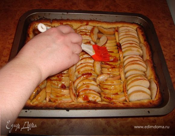 По истечении времени вынуть пирог из духовки. Абрикосовое варенье положить в огнеупорную посуду и подогреть в микроволноевке (или в духовке). Еще теплый пирог смазать вареньем...