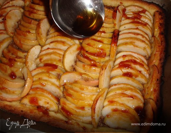 В половник налить коньяк, подогреть и поджечь. Горящим коньяком облить пирог (вспышка от фотоаппарата заглушила своей яркостью огонь, а так хотелось передать картинку...)