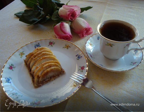 Когда пирог немного остынет, порезать на кусочки и подавать с чаем или кофе и наслаждаться!..