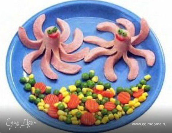 морковка, кукуруза, зеленый горошек, сосиска - на мой взгляд, не хватает подливки