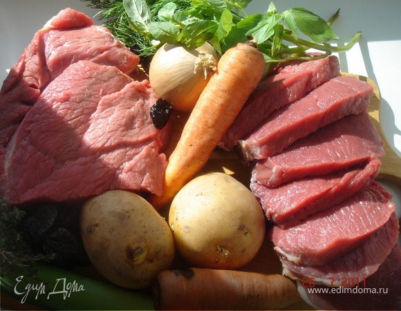 Мясо разрезать на 8 крупных кусков и быстро обжарить на оливковом масле с двух сторон.Овощи крупно порубить.Мясо,овощи и чернослив уложить в керамический горшок(жаровню,чугунную кастрюлю),посолить,поперчить,сдобрить прованскими травами.Добавить 2 бокала вина,плотно накрыть крышкой и поставить в духовой шкаф при t 180*на 1,5-2 часа.На гарнир подать отваренный картофель.Приятного аппетита!