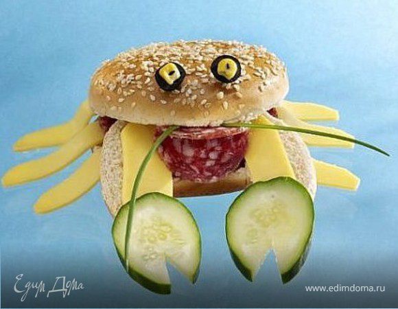 булочка для гамбургера, огурец, сыр, колбаса, зеленый лук, маслина