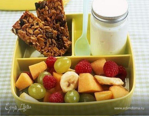 полдник - мюсли, фруктовый салат, йогурт