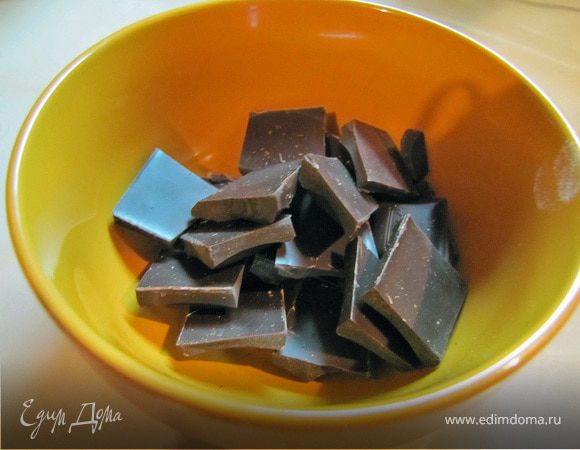 Шоколад поломать, растопить в микроволновке, или на водяной бане. Добавить растительное масло и перемешать (должна получиться однородная шоколадная масса).