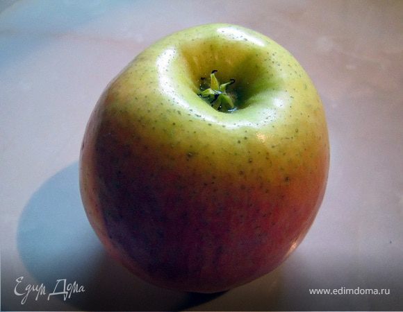 Яблоко вымыть, вырезать сердцевинку, потереть на крупной терке.