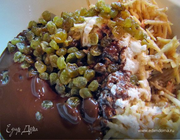 Бережно и тщательно смешать все ингредиенты. Выложить в формочки для кексов, по 2 столовые ложки на формочку.