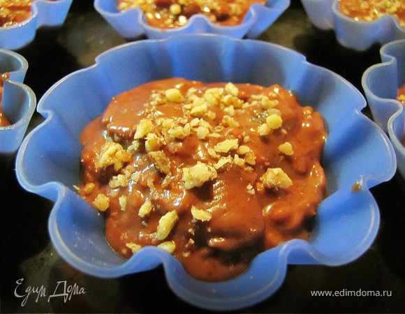 Посыпать тертыми орехами. Выпекать 20-25мминут при 150-170 градусах.