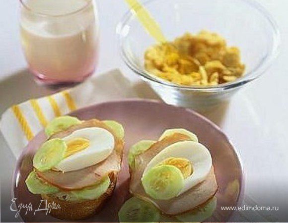 полдник - бутерброды и мюсли