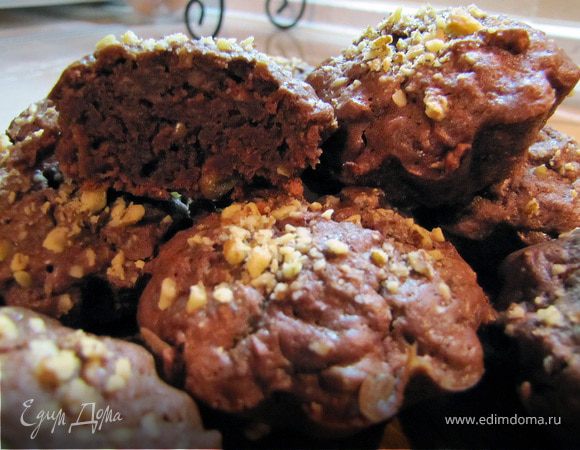 Готовые кексы остудить в формочках, и бережно извлечь.