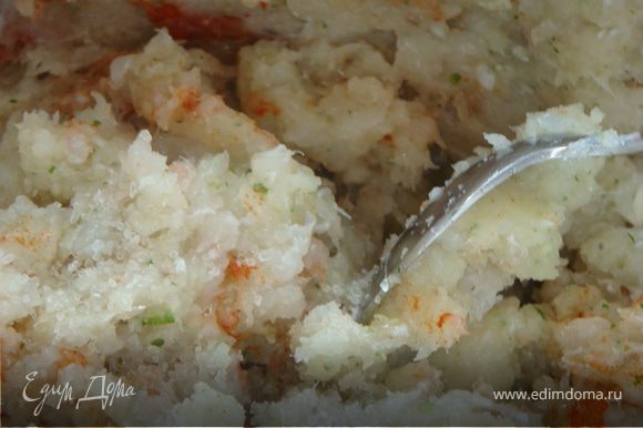 Отварить рис. Разделать рыбу на филе и прокрутить в мясорубке вместе с кинзой и очищенными зубчиками чеснока. Соединить с рисом, паприкой, кумином и щепоткой соли. Из полученного фарша слепить маленькие шарики.