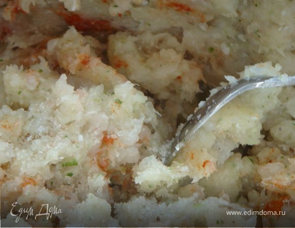 Отварить рис. Разделать рыбу на филе и прокрутить в мясорубке вместе с кинзой и очищенными зубчиками чеснока.  Соединить с рисом, паприкой, кумином и щепоткой соли. Из полученного фарша слепить маленькие шарики.
