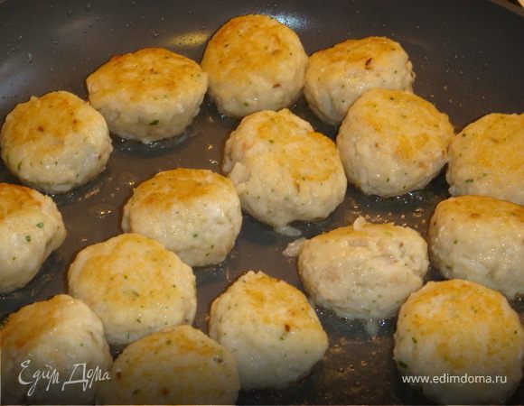 Или отдельно приготовить соус. Отдельно слегка обжарить фрикадельки. А затем залить  фрикадельки соусом и "поженить" в духовке до полной готовности, дав пропитаться друг другом.