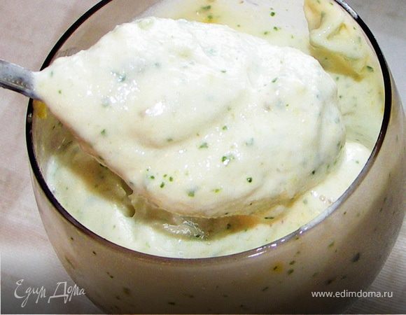 Измельчить в блендере лимон и мяту.Следом добавить банан,ром,пудру,цедру и часть сливок.Измельчить на высоких оборотах.Добавить сливок столько,сколько потребуется для консистенции мягкого мороженного.