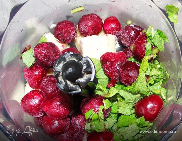 Очень вкусно получается с вишней.Все ингредиенты сложить в блендер(сливки также постепенно добавляем) и измельчить.