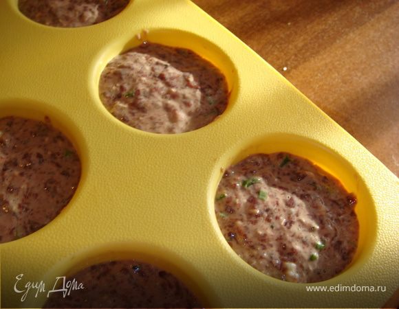 Разложить печеночное тесто в заранее смазанные маслом формочки (силиконовые смазывать не надо). Выпекать в духовке с конвекцией 25-35 мин.