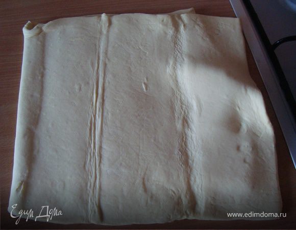 Разморозить заранее или в микроволновой печи тесто.Отварить куриное филе.Лук нарезать полукольцами,кабачки тонкой соломкой и 250 гр помидор нарезать кубиками.