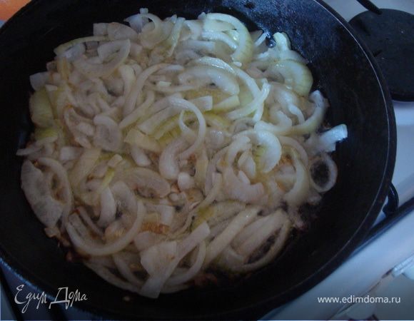 Раскалить немного оливковое масло,обжарить до прозрачности лук,добавить кабачки,протушить до мягкости,затем добавить помидоры.Протушить хорошо,немного присолив и приперчив.