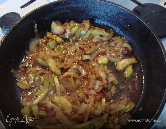 Приготовим соус.Оставшиеся 250 гр помидор надрезать  и обдать кипятком,снять с них кожицу,мелко нарезать мякоть и выложить на разогретое масло  в сковороду,немного протушить,посолить,добавить кетчуп и немного водички.Когда водичка выпарится всыпать 2-3 щепотки смеси прованских трав,немного перца черного молотого.