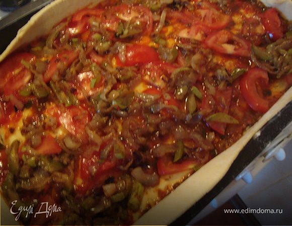 Затем выложить смесь из овощей,равномерно распределив по противню.