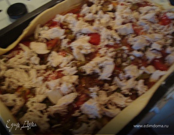 Куриное филе порвать руками на тонкие полоски и тоже равномерно выложить сверху на овощи.