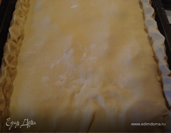 Берем второй пласт теста и раскатываем его немного меньще первого.Кладем сверху ,края хорошо защипляем и заворачиваем вовнутрь.