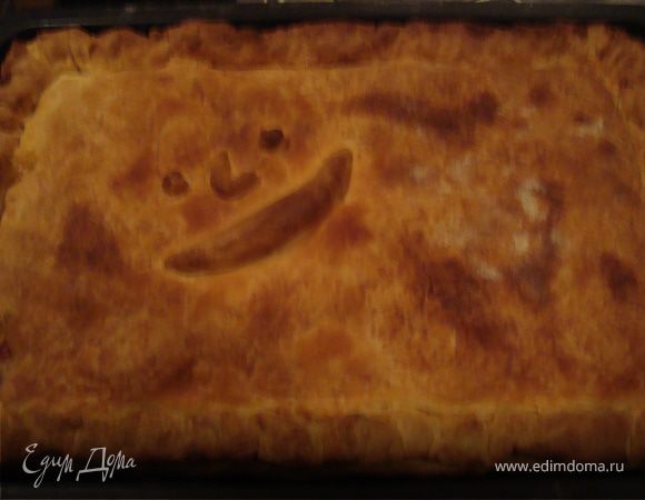 Берем 1 яйцо,взбиваем венчиком,сверху смазываем наш пирог и ставим в разогретую до 200 градусов духовку на 30 минут,пока верхушка хорошо не зарумянмтся.