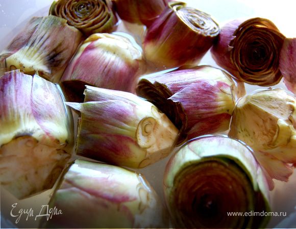 Очищенные артишоки нужно сразу опускать в емкость с водой с соком половины лимона, чтобы они не почернели. Оставить на 15-20 минут.