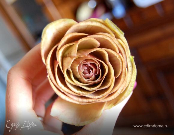 Теперь сливаем воду с артишоков, подсушиваем их. Лепестки немного раздвигаем...