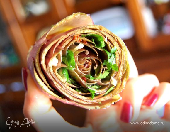 и нашпиговываем небольшим количеством смеси, равномерно распределяя между лепестками. 