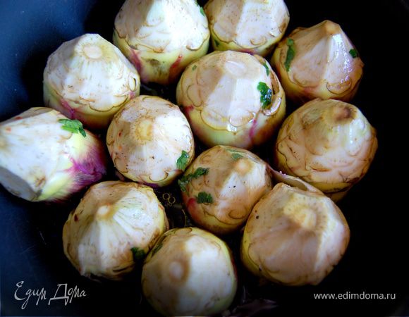 Когда наши артишоки нашпигованы, укладываем их вниз головой в кастрюлю с широким дном или в сковороду с высокими бортами. Добавляем 1-2 стакана воды в зависимости от величины артишоков. У меня 2 стакана получилось. Обильно поливаем оливковым маслом, посыпаем слегка солью. 