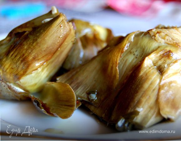 Ставим на средний огонь и тушим под закрытой крышкой, не переворачивая, 40 минут, или пока вода не выпарится и наши артишочки ни станут мягкими. Должно остаться только масло на дне. 
Приятного аппетита! 