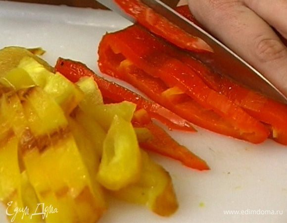 Очистить перец от кожуры, вынуть сердцевину и нарезать мякоть полосками 5 мм толщиной.
