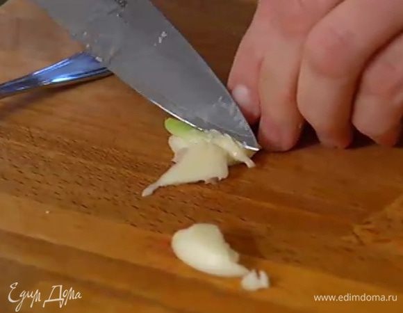 Чеснок почистить и мелко порубить.