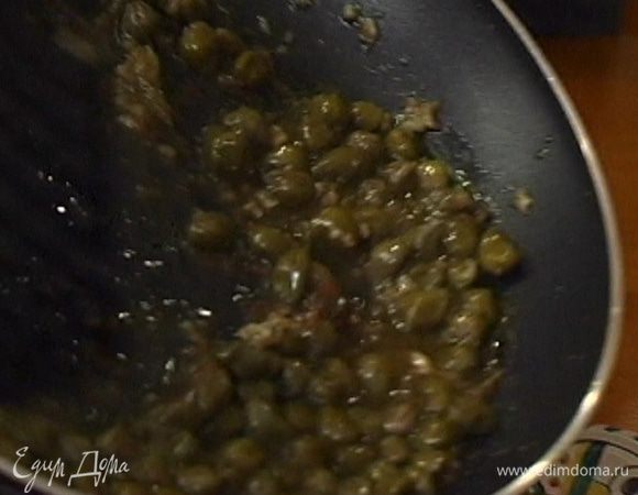 Приготовить соус: разогреть в небольшой сковороде оливковое масло и жарить анчоусы и чеснок на среднем огне до «растворения» анчоусов 8−10 минут, после чего добавить каперсы, сок лимона, соль и свежемолотый перец. Все перемешать.