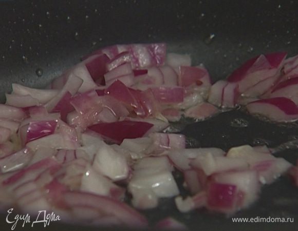 Разогреть в сковороде 2 ст. ложки растительного масла и обжарить лук до золотистого цвета.