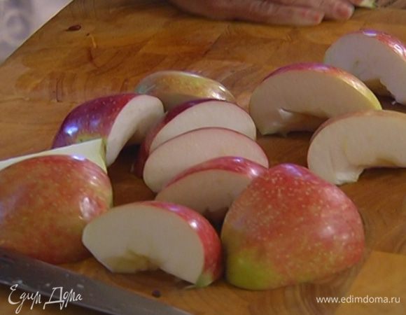 Яблоки нарезать дольками, добавить к луку и обжарить их до полной готовности.