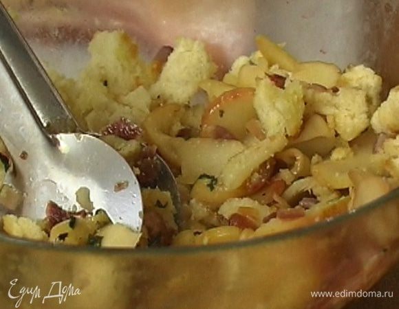 Яблоки и лук перемешать с сухарями и шалфеем, слегка растолочь ложкой.