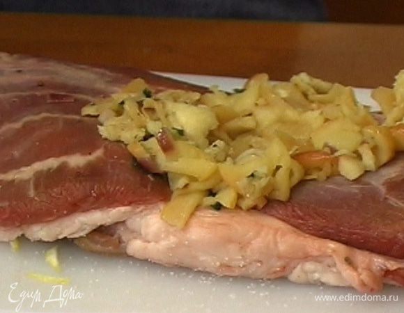 На середину пласта выложить яблочную начинку, завернуть его рулетом, перевязать бечевкой. Посыпать цедрой лимона.